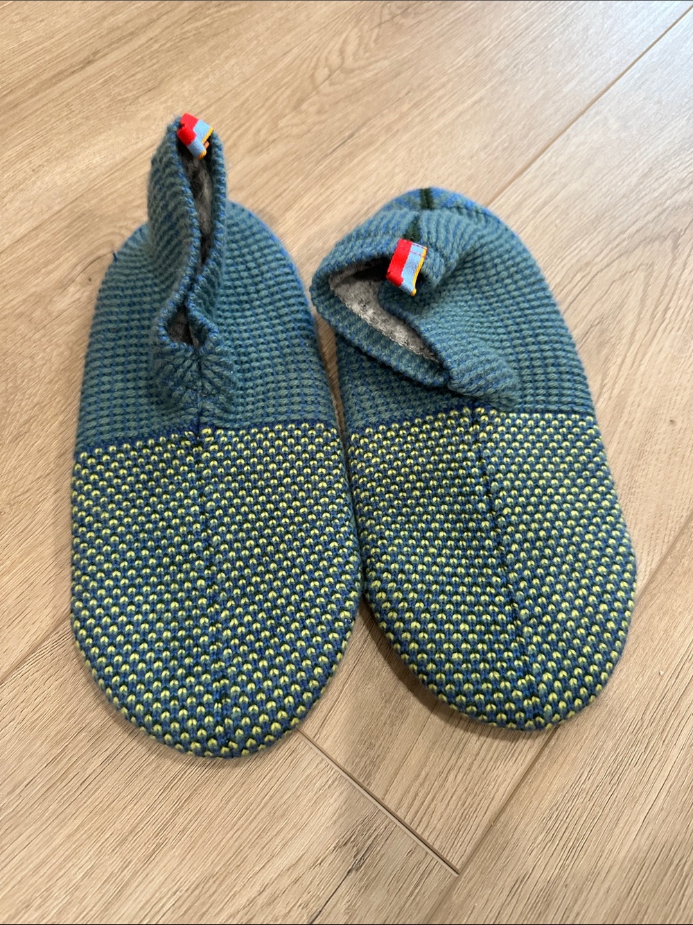 Bombas Men’s Large (10-12.5) Knit Gripper Slippers in Teal and Yellow